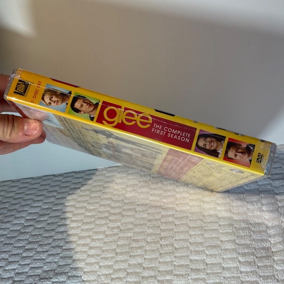 Glee - The Complete First Season - DVD Video 7-Disc Set - New, Never Opened - Picture 9 of 11